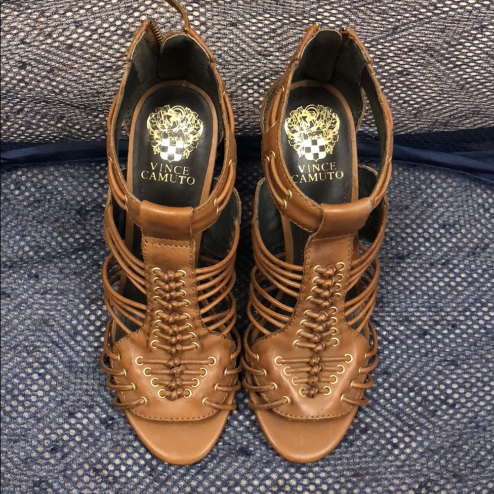VINCE CAMUTO brown leather booties zipper back 37